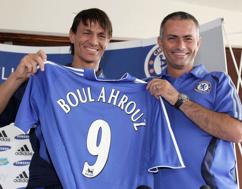 Vì sao CĐV Chelsea lại phản đối Morata mặc áo số 9? - 4
Khalid Boulahrouz (trái) và HLV Mourinho
