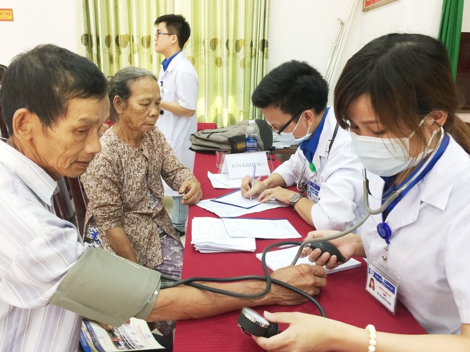 Khám bệnh và phát thuốc cho hơn 400 người dân khó khăn - 3 Nhiều người dân khó khăn khám bệnh miễn phí