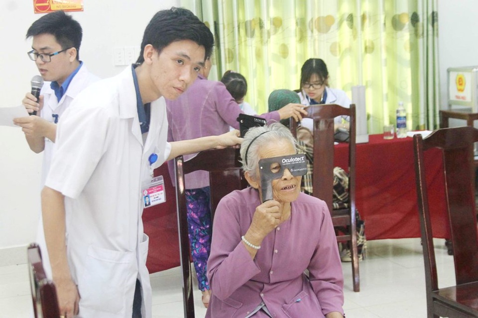Khám bệnh và phát thuốc cho hơn 400 người dân khó khăn - 4 Một cụ bà đo mắt