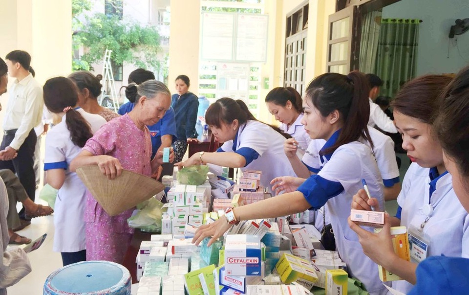 Khám bệnh và phát thuốc cho hơn 400 người dân khó khăn - 5 Phát thuốc miễn phí cho bà con khó khăn