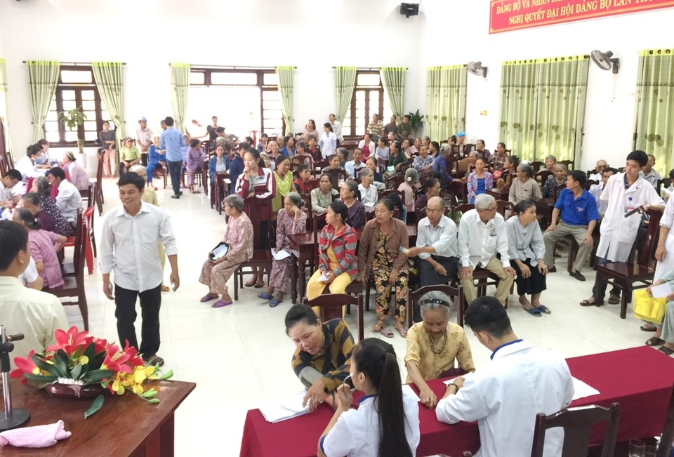 Khám bệnh và phát thuốc cho hơn 400 người dân khó khăn - 1 Đông đảo người dân đến với hoạt động ý nghĩa
