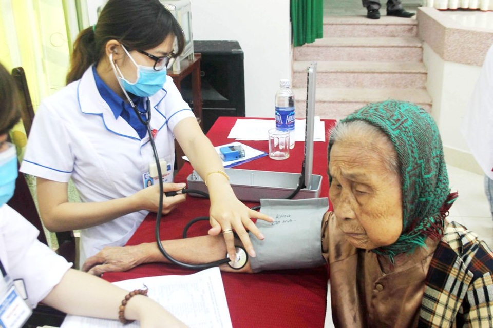 Khám bệnh và phát thuốc cho hơn 400 người dân khó khăn - 2 Khám bệnh và phát thuốc cho hơn 400 người dân khó khăn - 2