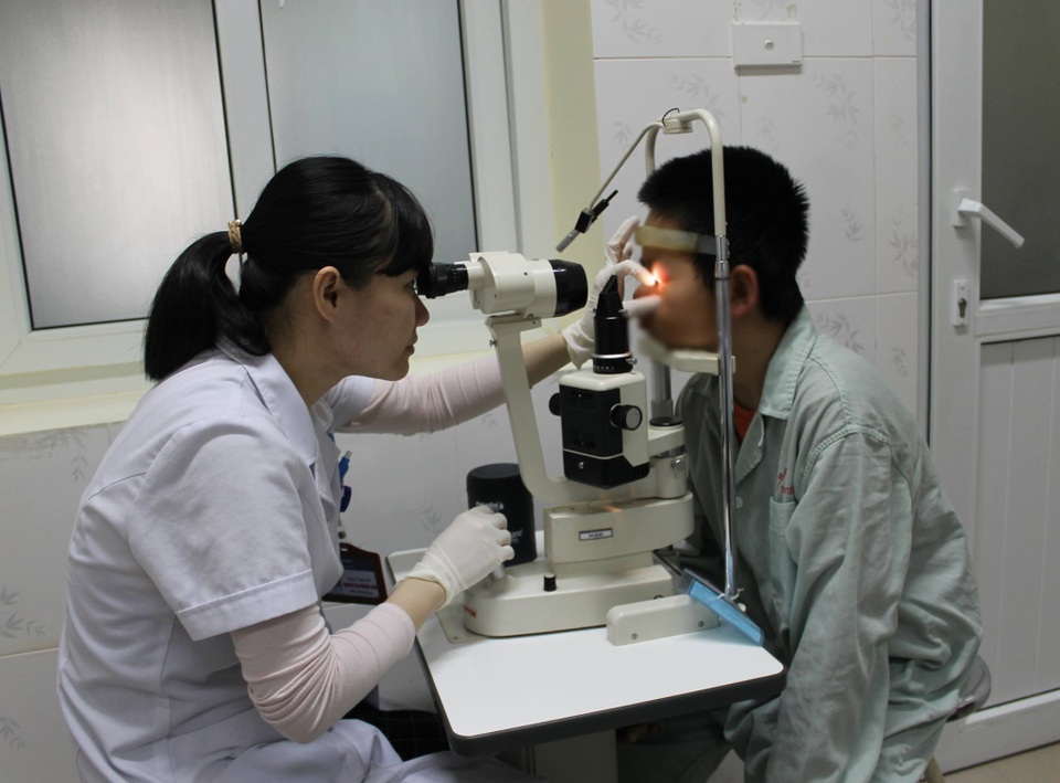 Khám mắt cho bệnh nhân sau phẫu thuật. Ảnh minh hoạ: T.X