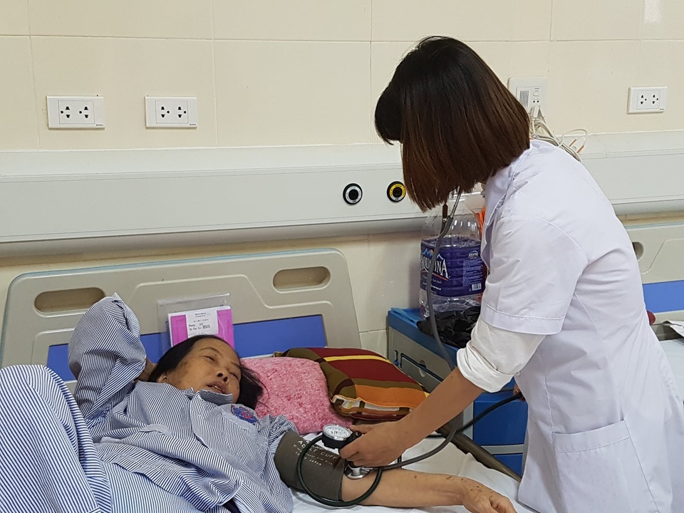 Thủ tướng chỉ đạo xử lý nghiêm hành vi trục lợi quỹ bảo hiểm y tế - 1 Khám cho bệnh nhân đang nằm viện tại BV K Trung ương. Ảnh: H.Hải