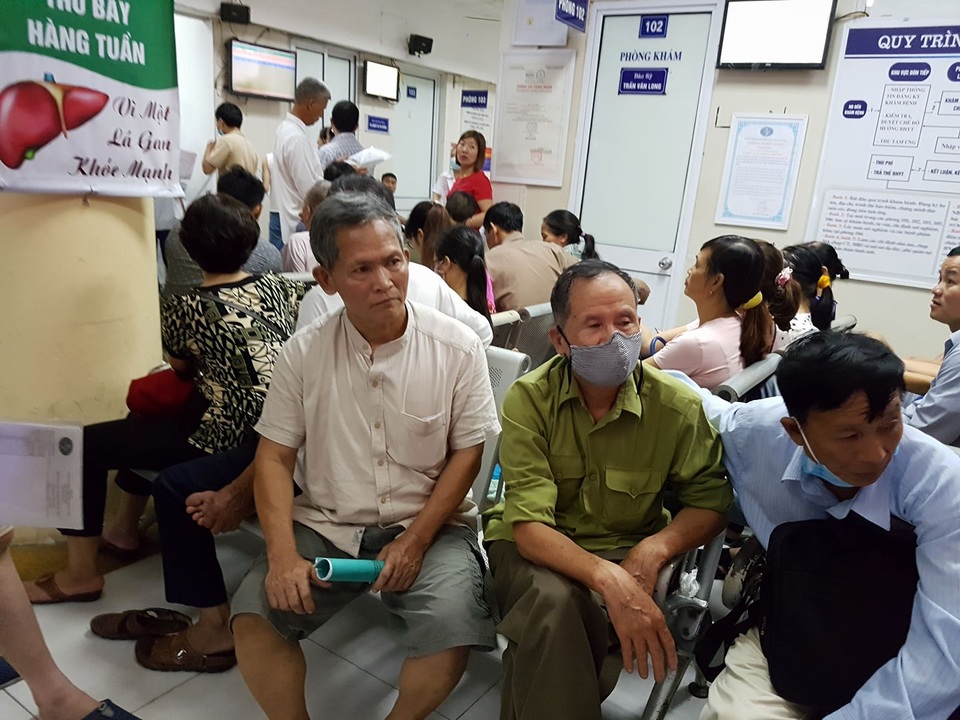 Bệnh viện kêu trời vì bị “siết chi” khám BHYT, Bộ Y tế vào cuộc - 1 Người bệnh chờ khám tại BV Bệnh Nhiệt đới Trung ương. Ảnh: H.Hải