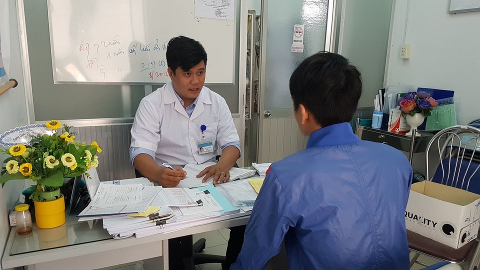 Khánh Hòa: Giảm ngoạn mục số ca nhiễm HIV/AIDS - 1 Tư vấn cho người bệnh tại Trung tâm phòng chống HIV/AIDS tỉnh Khánh Hòa. Ảnh: H.Hải
