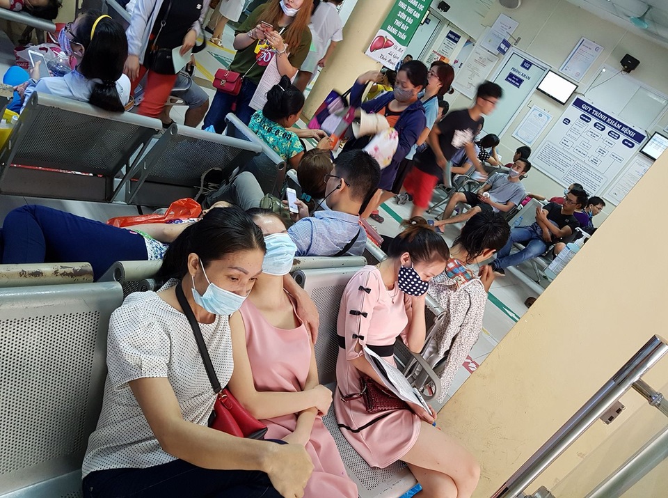 Hà Nội: Hơn 35 nghìn lượt khám chữa bệnh trong kỳ nghỉ lễ - 1 Bệnh nhân chờ khám tại BV Bệnh nhiệt đới Trung ương. Ảnh: H.Hải