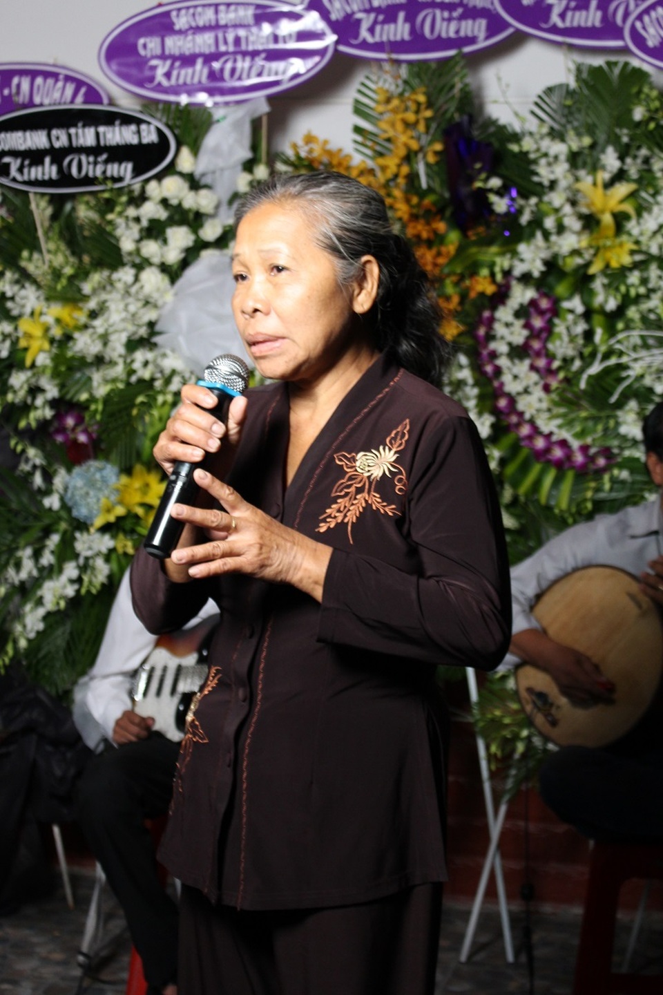 Chương trình thêm ý nghĩa khi có sự tham gia của người hâm mộ nghệ sĩ Thanh Sang. Cô Thy (quận Thủ Đức) gửi lời vĩnh biệt nghệ sĩ qua nhạc phẩm “12 câu Phụng Hoàng-3 nén trầm hương”.