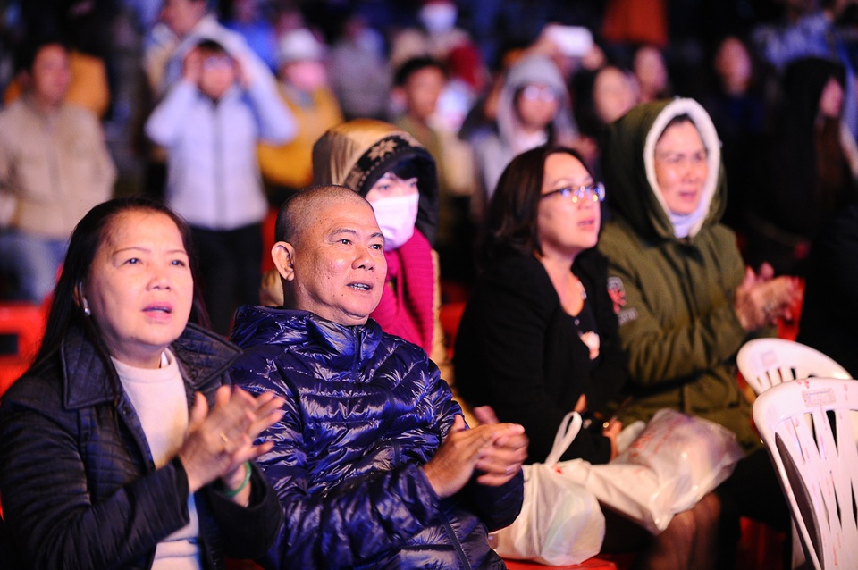 Hình ảnh khán giả háo hức khi theo dõi đêm nhạc đặc biệt này