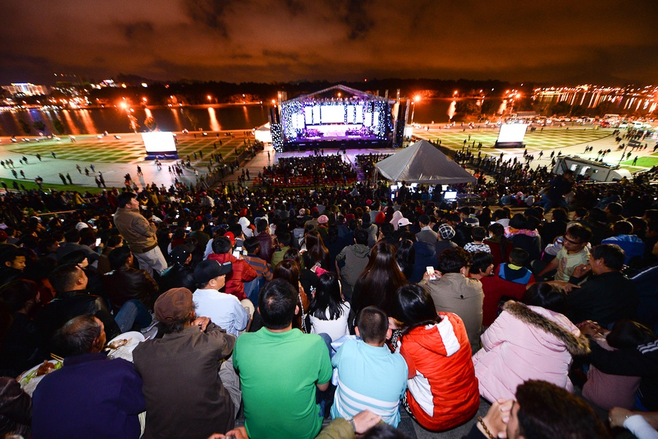 Khán giả mộ điệu nhạc Trịnh đã đến từ rất sớm để theo dõi đêm nhạc đặc biệt này.