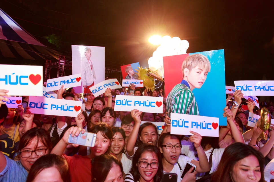 Hàng loạt khán giả yêu mến giọng ca Đức Phúc đã mang theo ảnh của thần tượng để cổ vũ cho nam ca sĩ. Từ khi có sự thay đổi về ngoại hình, dường như sự nghiệp của Đức Phúc cũng thăng hạng hơn hẳn.
