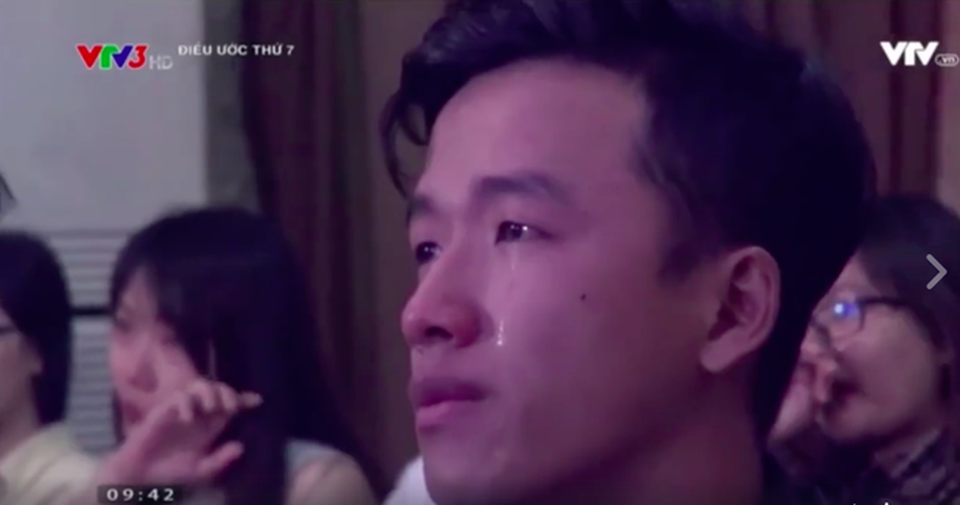 Mỹ Tâm bật khóc, vừa hát vừa ôm người mẹ có con trai bị liệt - 3 Khán giả trong trường quay rơi nước mắt vì xúc động.