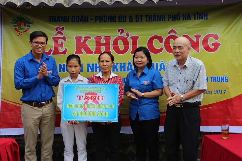 Cô học trò nghèo xúc động đón “Ngôi nhà khăn quàng đỏ” - 1 Đại diện Thành đoàn TP Hà Tĩnh, Phòng GD&ĐT TP Hà Tĩnh trao số tiền 50 triệu đồng cho gia đình em Lê Đức Anh