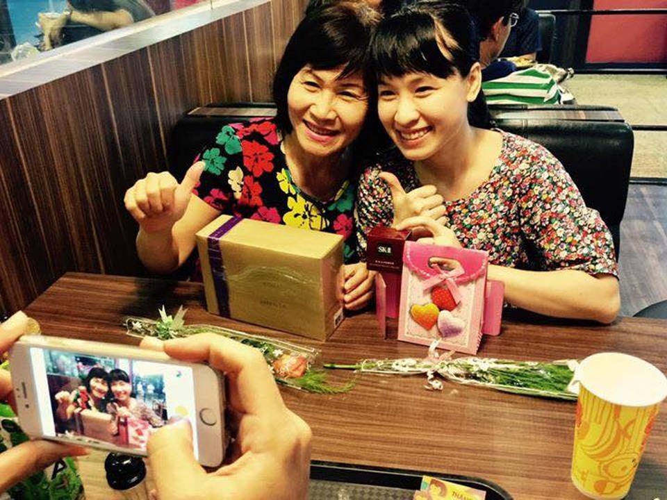 Anh còn tự tay chụp ảnh cho mẹ làm kỷ niệm