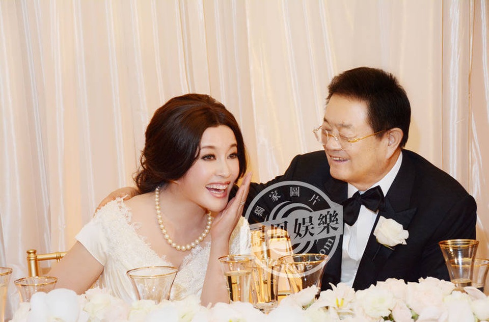 "Mỹ nhân không tuổi" Lưu Hiểu Khánh lộ nếp nhăn trên mặt - 11
Sau 4 năm chung sống, cặp đôi đang rất hạnh phúc. Vì ông xã không phải là người làm việc trong làng giải trí nên Lưu Hiểu Khánh ít khi công khai hình ảnh và thông tin về chồng. Bà cho biết, dù đàn ông đến với bà đều là những người thành đạt và giàu có nhưng bà không phải là người thích phụ thuộc vào đàn ông mà thích đứng trên đôi chân của mình.
