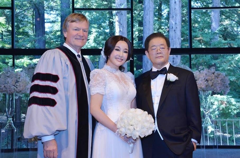 "Mỹ nhân không tuổi" Lưu Hiểu Khánh lộ nếp nhăn trên mặt - 10
Vợ chồng Lưu Hiểu Khánh trong hôn lễ tại Mỹ vào năm 2013.