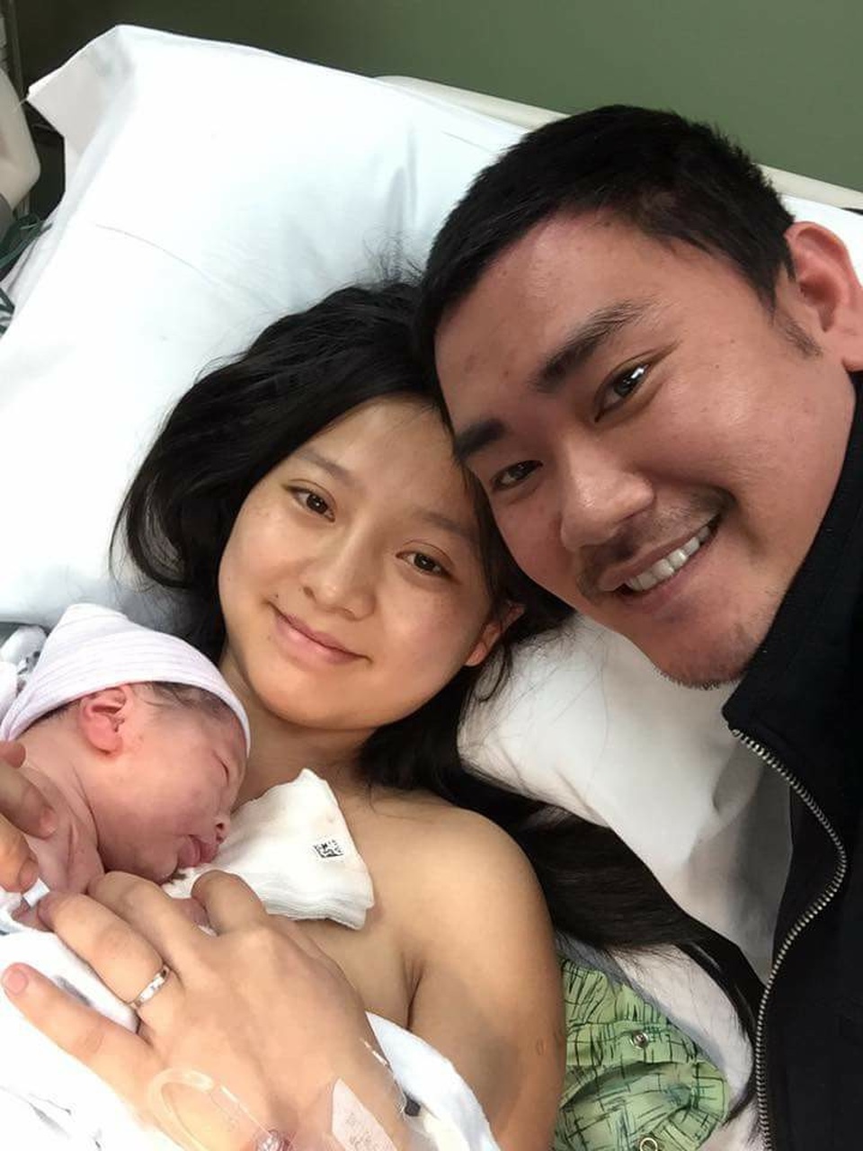 Sao nữ “Tôi thấy hoa vàng trên cỏ xanh” sinh con đầu lòng tại Mỹ - 1 Cả gia đình hạnh phúc chào đón thành viên mới chào đời