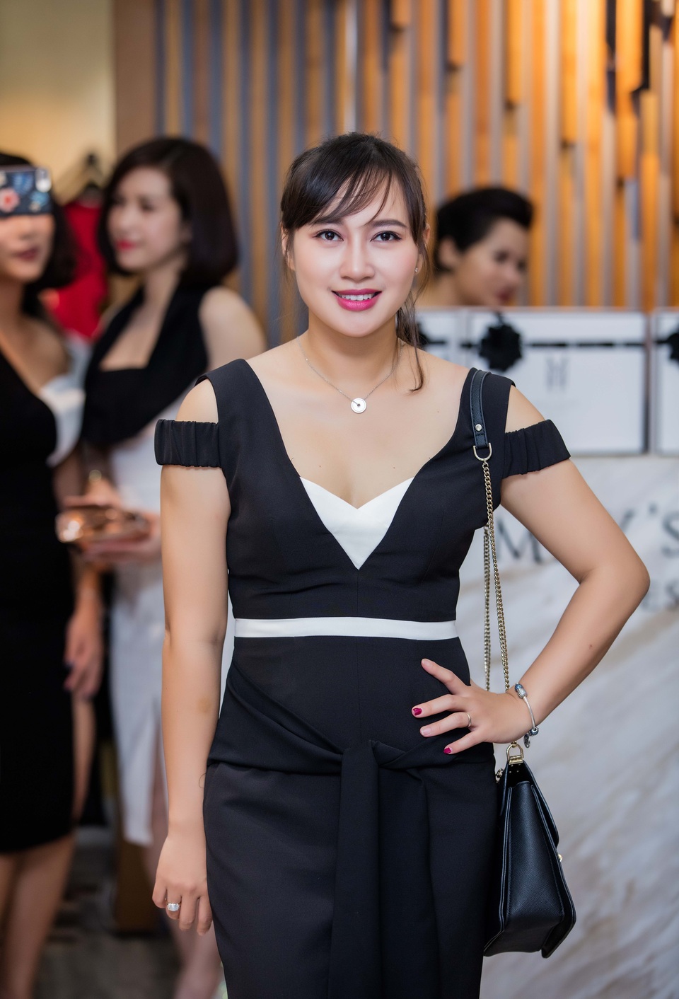 Ca sĩ Khánh Linh: “Tôi hay nói đùa, may mình còn lấy được chồng” - 2 Giọng ca Họa mi hót trong mưa tập thể dục cường độ cao và ăn uống theo chế độ của HLV để duy trì sắc vóc.