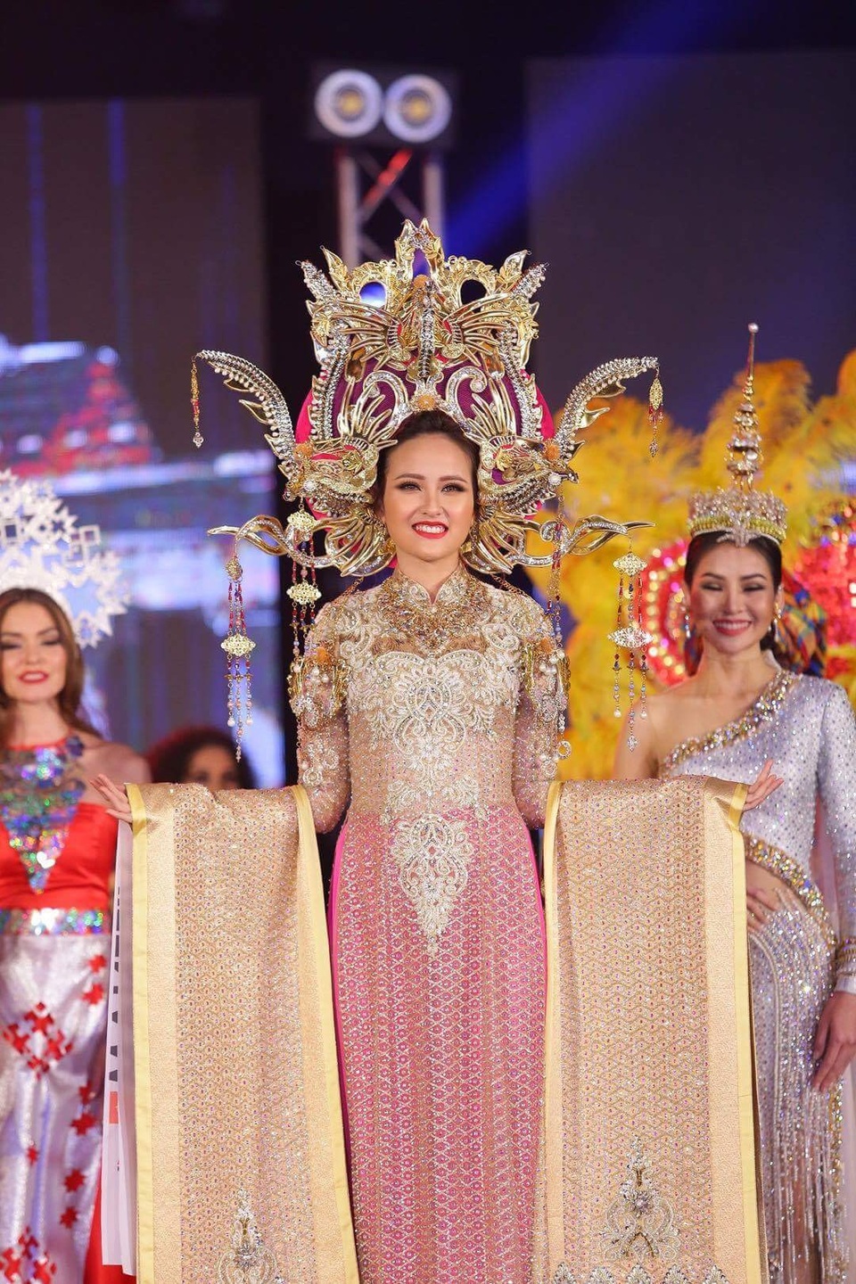 Khánh Ngân xuất sắc đăng quang Hoa hậu Hoàn cầu - Miss Globe 2017 - 2
Bộ trang phục dân tộc do NTK Lê Long Dũng thực hiện được mọi người đánh giá cao. Tuy nhiên, giải thưởng National Costume – Quốc phục đẹp nhất đã thuộc về Miss Nicaragua.
