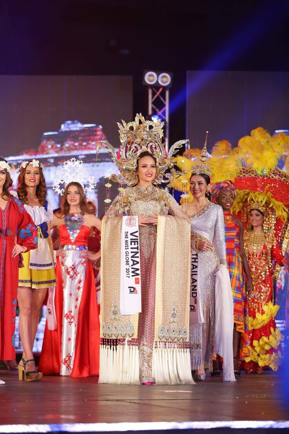 Khánh Ngân xuất sắc đăng quang Hoa hậu Hoàn cầu - Miss Globe 2017 - 1 Khánh Ngân trong phần trình diễn trang phục dạ hội của nhà thiết kế Long Lê Dũng