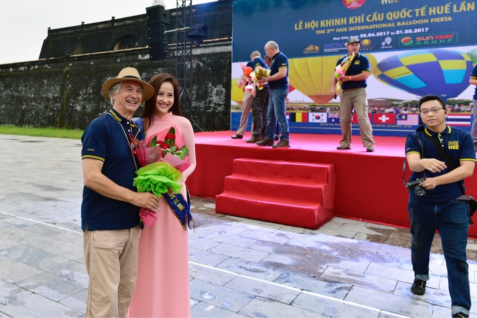 Hoa khôi Khánh Ngân làm Đại sứ Lễ hội Khinh khí cầu tại Huế - 6 Khánh Ngân rất tự hào khi được nhìn thấy sức hút mạnh mẽ từ Lễ hội Khinh khí cầu tại Huế, với sự tham gia của rất nhiều Quốc gia trên thế giới, tạo nên không khí sôi động tại Huế những gày này. Bản thân Khánh Ngân đã vô cùng say mê với những khinh khí cầu đủ màu sắc, đủ hình dáng rực rỡ rợp trời.