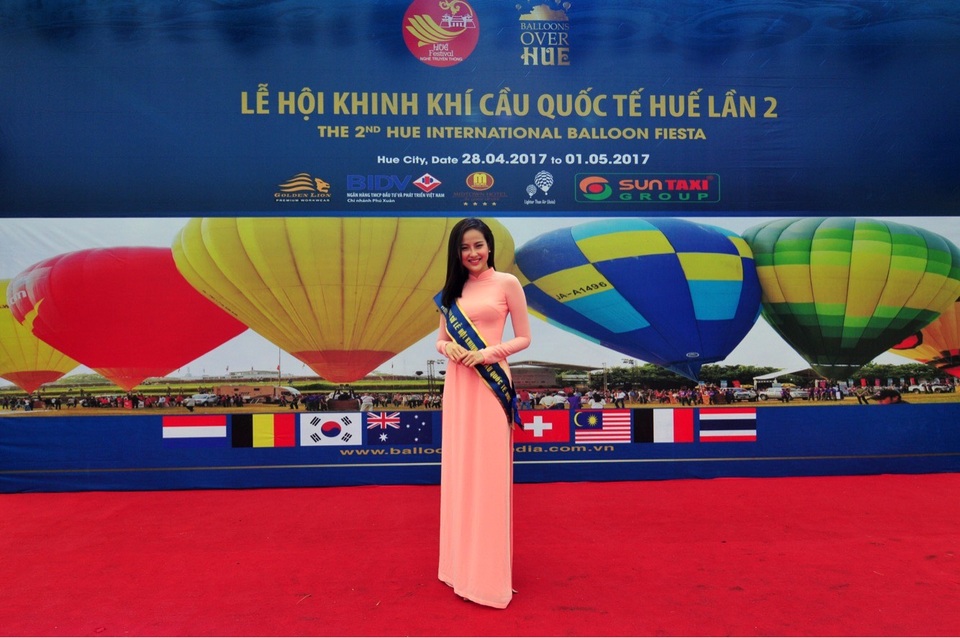 Hoa khôi Khánh Ngân làm Đại sứ Lễ hội Khinh khí cầu tại Huế - 4 Khánh Ngân cho biết, thời gian gần đây, khi tham gia các sự kiện với vai trò Hoa hôi Du lịch, cô đã được trải nghiệm thêm rất nhiều những hoạt động quảng bá du lịch cũng như thu hút du khách ở mọi miền đất nước và trang bị cho mình được nhiều kinh nghiệm, dữ liệu để chuẩn bị cho hành trình thi Hoa hậu du lịch Thế giới.