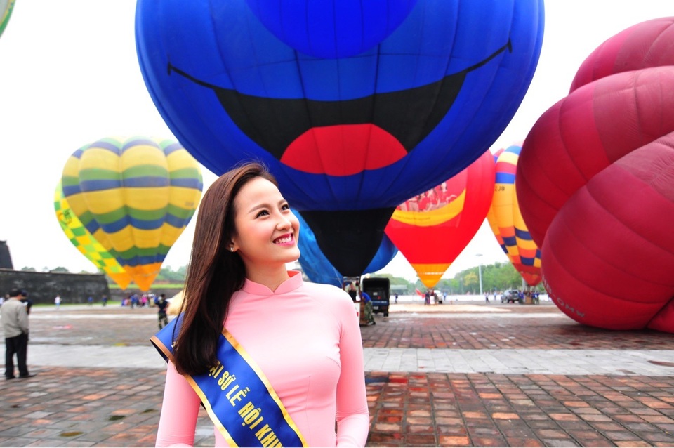 Hoa khôi Khánh Ngân làm Đại sứ Lễ hội Khinh khí cầu tại Huế - 3 Nhiệm vụ Đại sứ Lễ hội của Khánh Ngân là hỗ trợ quảng bá chương trình, hướng tới xây dựng hình ảnh Lễ hội thân thiện với du khách tham dự. Vẻ đep như hoa mà nền nã, dịu dàng của Khánh Ngân trong tà áo dài đã khiến du khách hết sức chú ý và liên tục xin chụp hình chung với cô.
