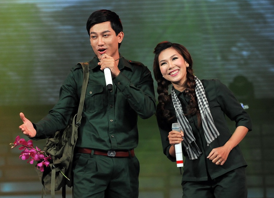 Ca sĩ Khánh Ngọc thể hiện thành công các ca khúc nhạc đỏ. Nữ ca sĩ khá đắt show trong những dịp lễ 30/4 bởi các chương trình văn nghệ đậm tính truyền thống.