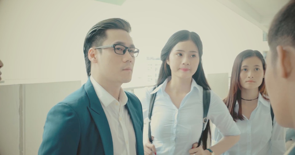 Ca sĩ Khánh Phương: “Việc kết hôn với tôi rất khó khăn!" - 4 Trong phim ngắn này, Khánh Phương vào vai một tên tội phạm khóc hình ảnh hotboy học đường.
