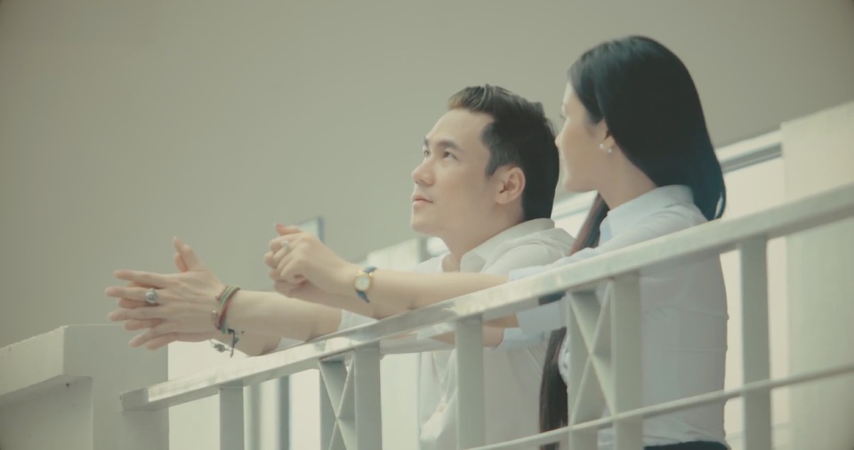 Ca sĩ Khánh Phương: “Việc kết hôn với tôi rất khó khăn!" - 3 Hình ảnh của Khánh Phương trong MV Điệp vụ bất khả thi do mình lên ý tưởng và viết kịch bản.