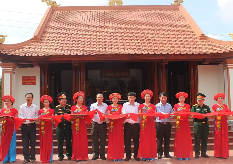 Khánh thành nhà thờ và phần mộ 53 liệt sỹ hy sinh tại Cầu Nhe - 1 Các đại biểu cắt băng khánh thành nhà thờ và phần mộ 53 liệt sỹ hy sinh tại Cầu Nhe tại xã Vĩnh Lộc