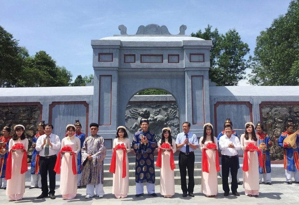 Khánh thành lăng chúa Nguyễn Hoàng bằng nguồn vốn xã hội hóa - 2 Cắt băng khánh thành