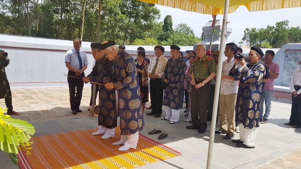 Khánh thành lăng chúa Nguyễn Hoàng bằng nguồn vốn xã hội hóa - 3 Hội đồng Trị sự Nguyễn Phước Tộc dâng hương tại lăng chúa Tiên