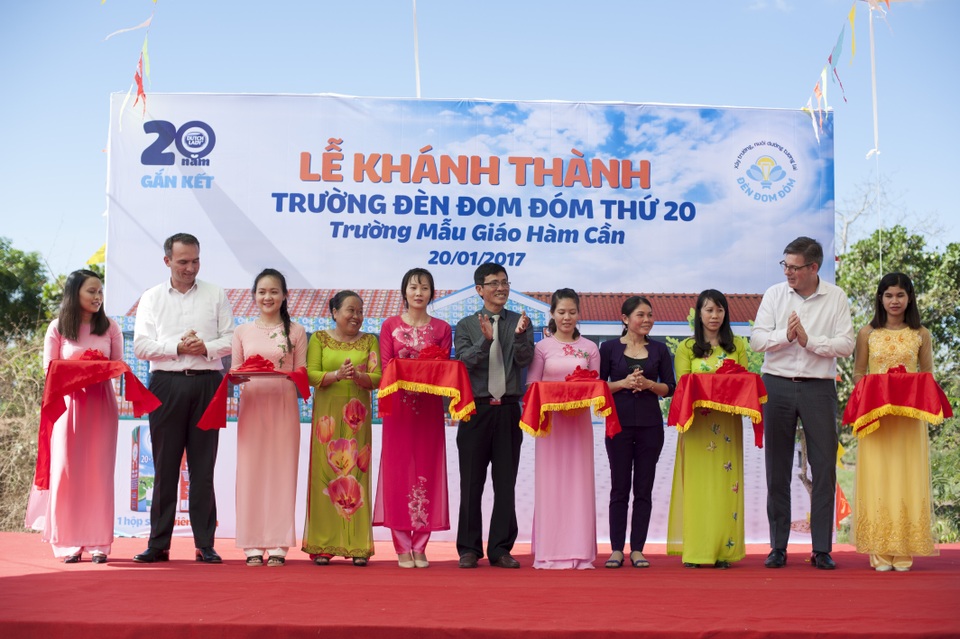 Buổi lễ khánh thành trường Đèn Đom Đóm thứ 20 có sự tham gia của ông Simon van der Burg,Tổng lãnh sự Hà Lan tại TP.HCM và đại diện các sở, ban, ngành tại địa phương.