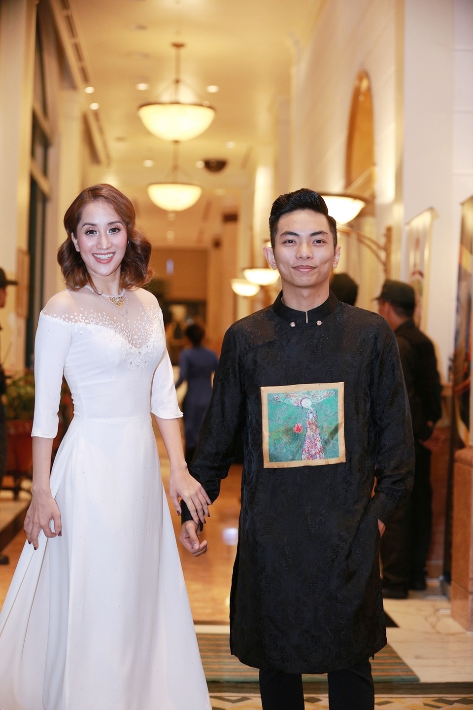 Phan Hiển tình tứ ôm eo, ngọt ngào khen Khánh Thi “em rất đẹp” - 2 Phan Hiển khen vợ rất đẹp khi mặc áo dài.