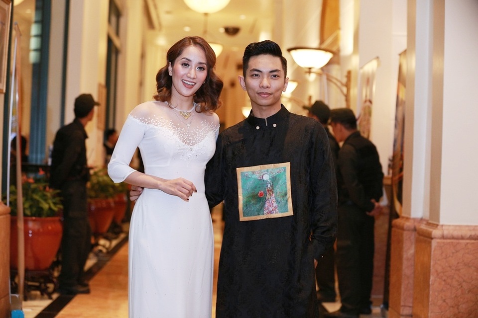 Phan Hiển tình tứ ôm eo, ngọt ngào khen Khánh Thi “em rất đẹp” - 1 Phan Hiển ôm eo bà xã Khánh Thi.