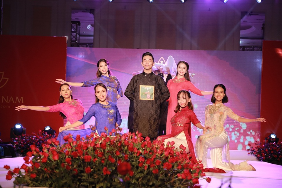 Phan Hiển tình tứ ôm eo, ngọt ngào khen Khánh Thi “em rất đẹp” - 13 Phan Hiển tình tứ ôm eo, ngọt ngào khen Khánh Thi “em rất đẹp” - 13