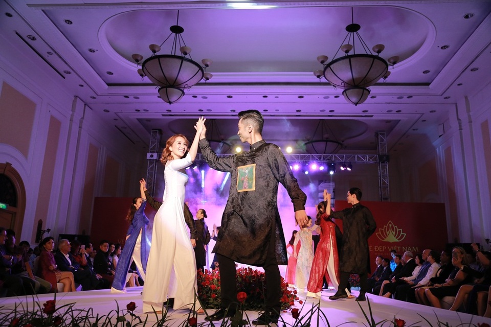 Phan Hiển tình tứ ôm eo, ngọt ngào khen Khánh Thi “em rất đẹp” - 12 Phan Hiển tình tứ ôm eo, ngọt ngào khen Khánh Thi “em rất đẹp” - 12
