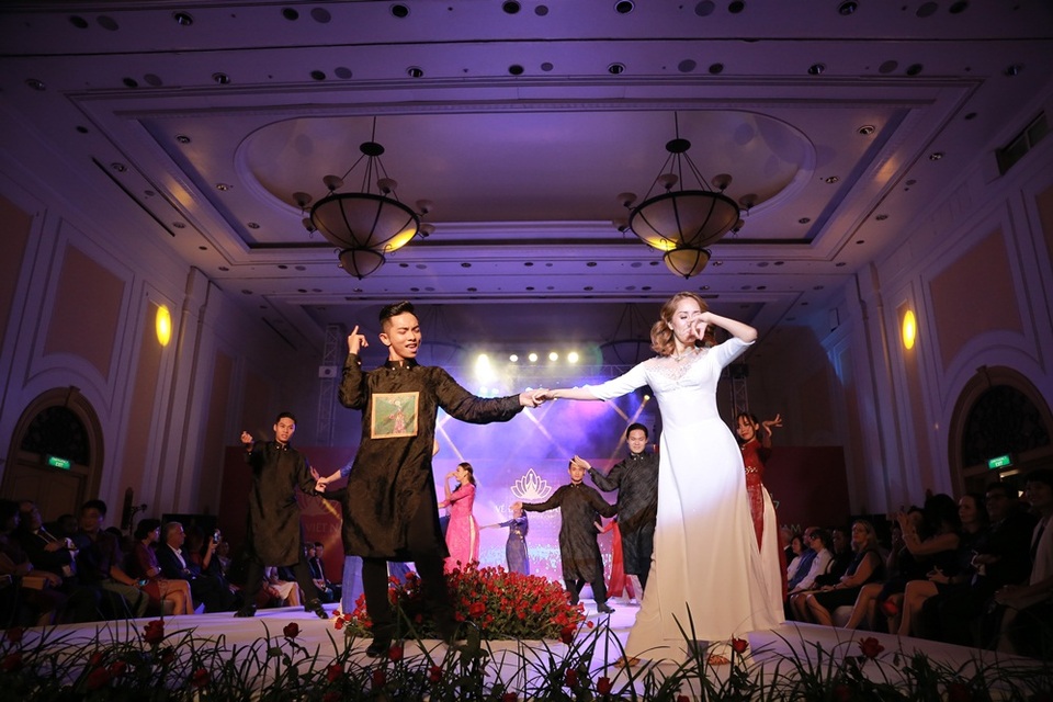 Phan Hiển tình tứ ôm eo, ngọt ngào khen Khánh Thi “em rất đẹp” - 11 Phan Hiển tình tứ ôm eo, ngọt ngào khen Khánh Thi “em rất đẹp” - 11