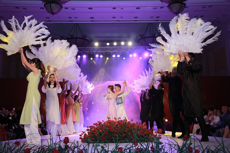 Phan Hiển tình tứ ôm eo, ngọt ngào khen Khánh Thi “em rất đẹp” - 6 Phan Hiển tình tứ ôm eo, ngọt ngào khen Khánh Thi “em rất đẹp” - 6