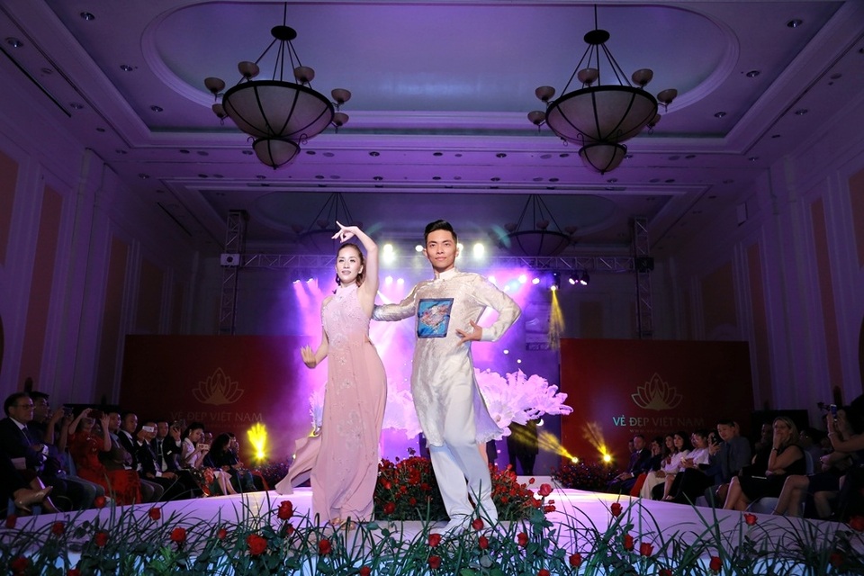 Phan Hiển tình tứ ôm eo, ngọt ngào khen Khánh Thi “em rất đẹp” - 8 Phan Hiển tình tứ ôm eo, ngọt ngào khen Khánh Thi “em rất đẹp” - 8