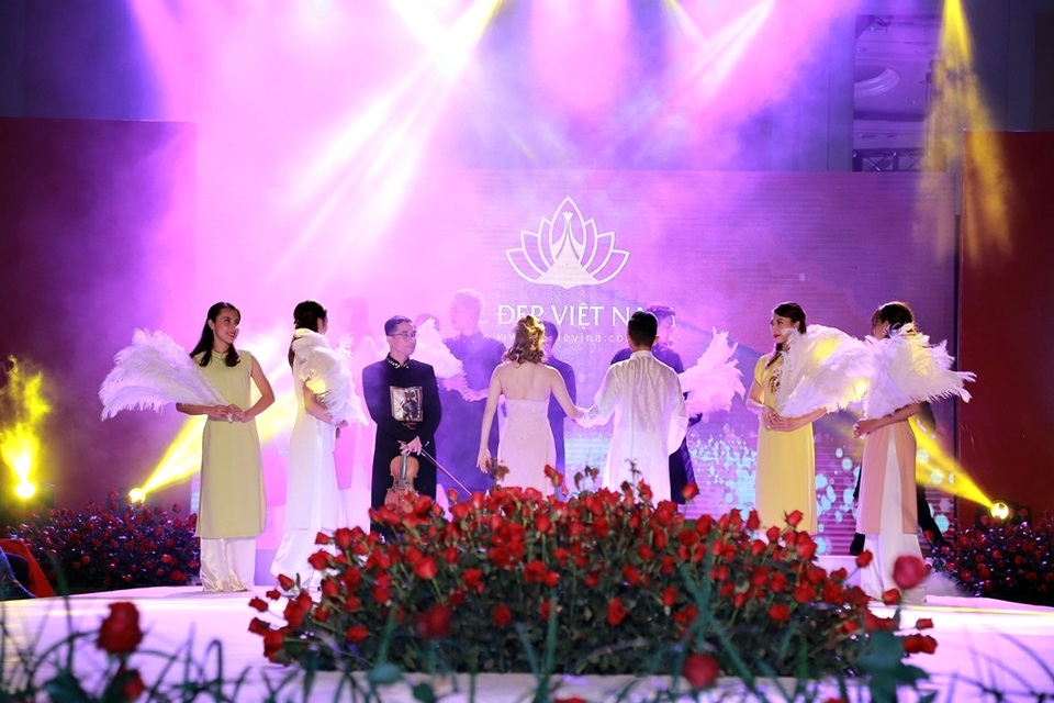 Phan Hiển tình tứ ôm eo, ngọt ngào khen Khánh Thi “em rất đẹp” - 10 Phan Hiển tình tứ ôm eo, ngọt ngào khen Khánh Thi “em rất đẹp” - 10