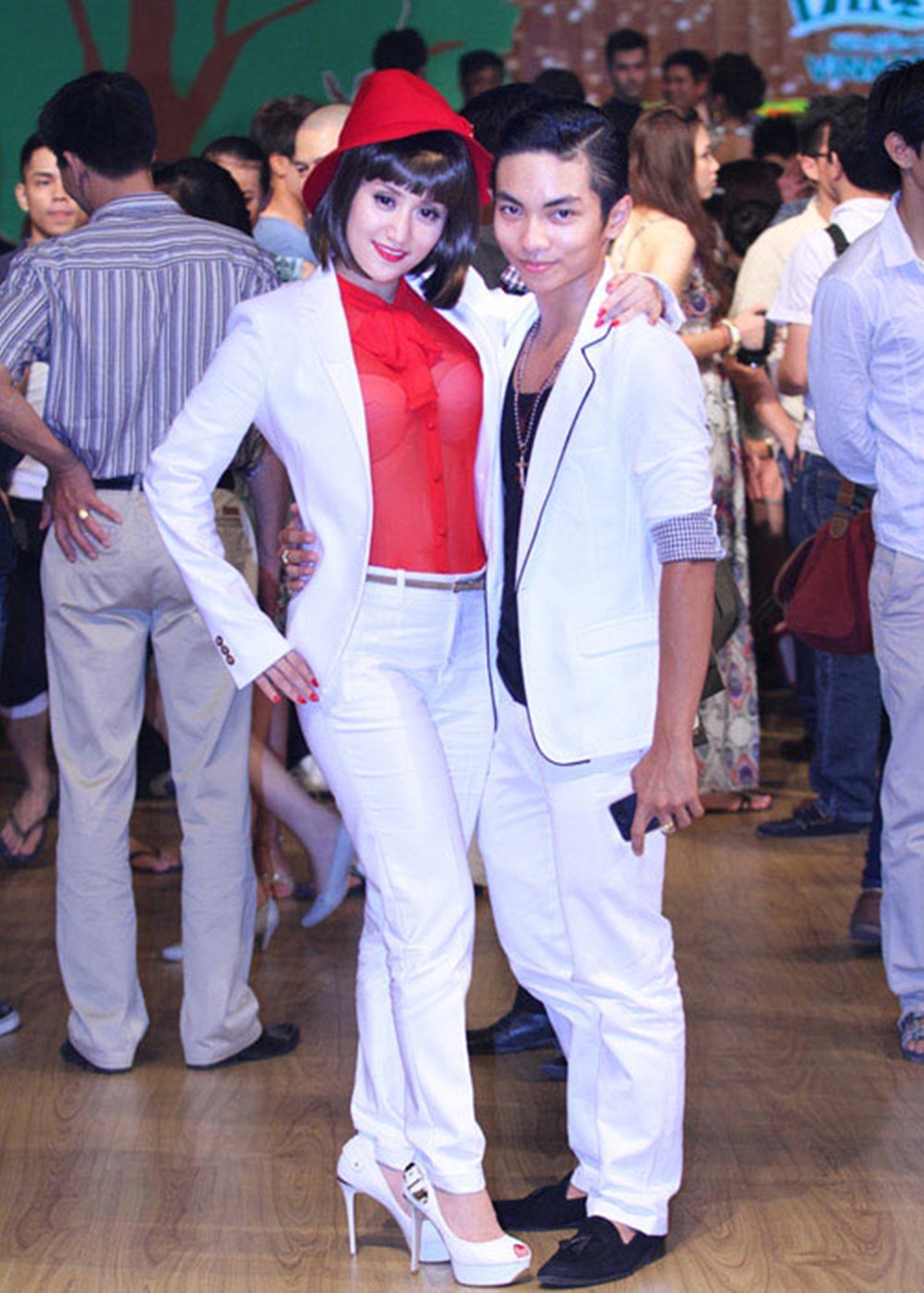 Nữ nghệ sĩ từng diện những bộ trang phục quá nhiều màu sắc khiến tổng thể trở nên thiếu tinh tế.