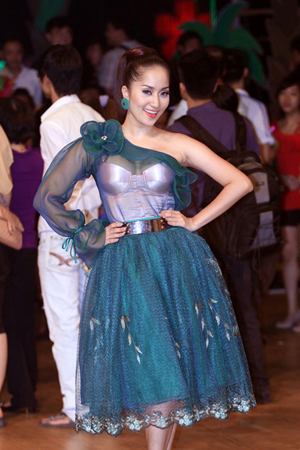 Thậm chí nhiều bộ trang phục bị cho là kết hợp phản cảm.