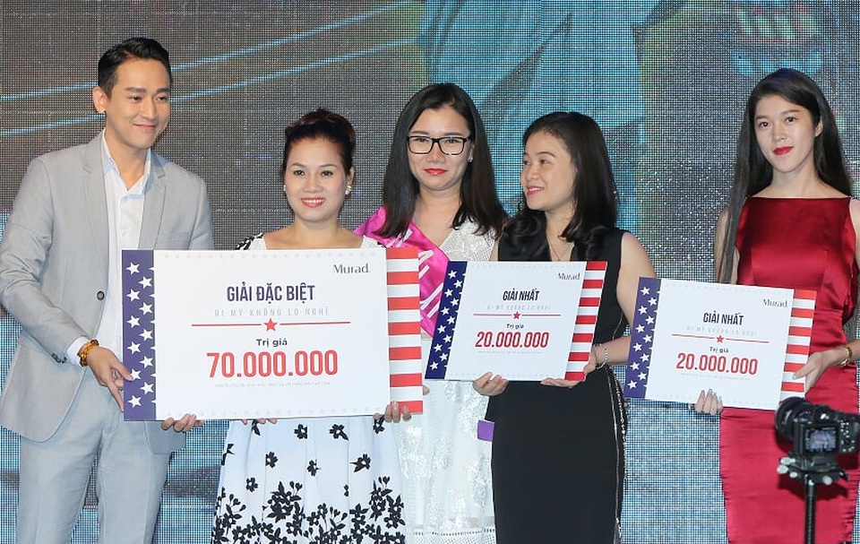 Mr Đàm làm “Đại sứ thương hiệu” - 4
Hứa Vĩ Văn thay mặt Murad tặng những phần quà giá trị cho khách hàng may mắn