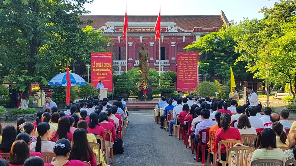 Huế tuyên dương 2 học sinh và 3 nhóm học sinh đạt giải quốc tế - 1 Lễ tuyên dương học sinh đạt giải quốc tế trang nghiêm dưới chân tượng đài Nguyễn Tất Thành ở trường THPT chuyên Quốc Học Huế