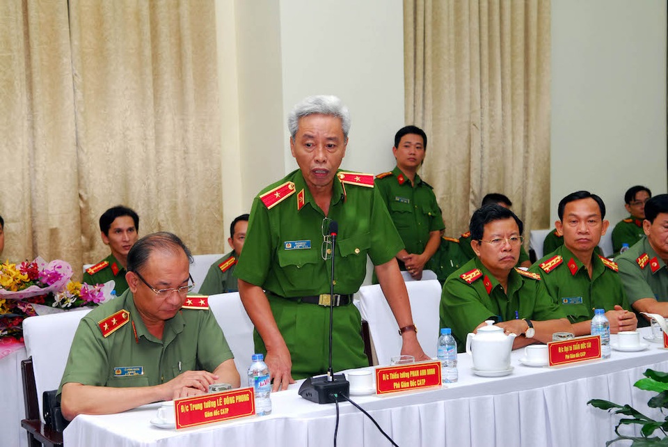 Khen thưởng ban chuyên án triệt phá đường dây sản xuất ma túy lớn nhất nước - 1 Thiếu tướng Phan Anh Minh - Phó Giám đốc Công an TPHCM báo cáo quá trình khám phá chuyên án