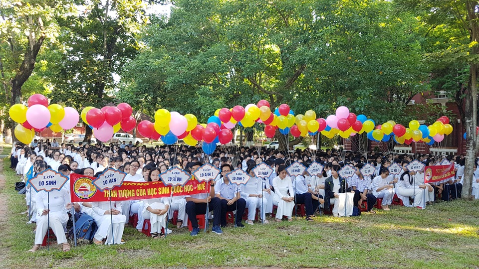 Huế tuyên dương 2 học sinh và 3 nhóm học sinh đạt giải quốc tế - 2 Bong bóng và nhiều băng rôn chúc mừng của các lớp ở trường Quốc Học