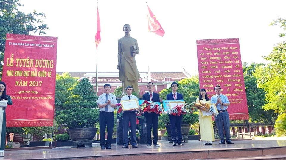 Huế tuyên dương 2 học sinh và 3 nhóm học sinh đạt giải quốc tế - 3 Tỉnh tặng thưởng 2 học sinh Trương Đông Hưng, Nguyễn Hy Hoài Lâm và tổ bồi dưỡng học sinh giỏi môn Sinh học, Tin học trường Quốc Học