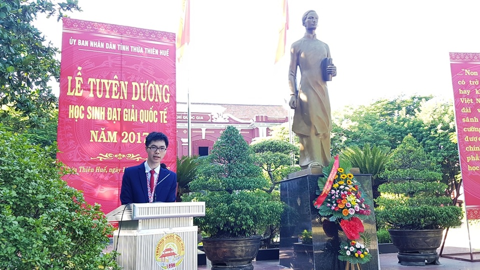 Huế tuyên dương 2 học sinh và 3 nhóm học sinh đạt giải quốc tế - 4 Em Trương Đông Hưng đại diện học sinh tỉnh Thừa Thiên Huế phát biểu